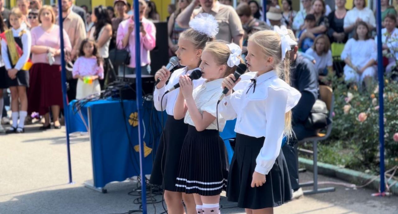 Торжественная линейка, посвященная завершению 2024-2025 учебного года